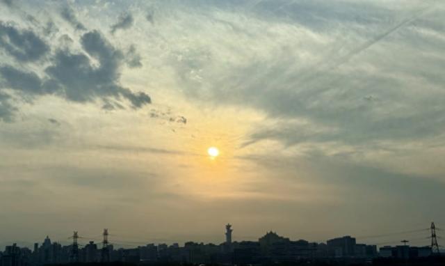 流云绕落日，今日傍晚京城的天空有多美？