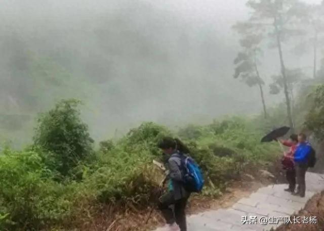 爬山遇雨。