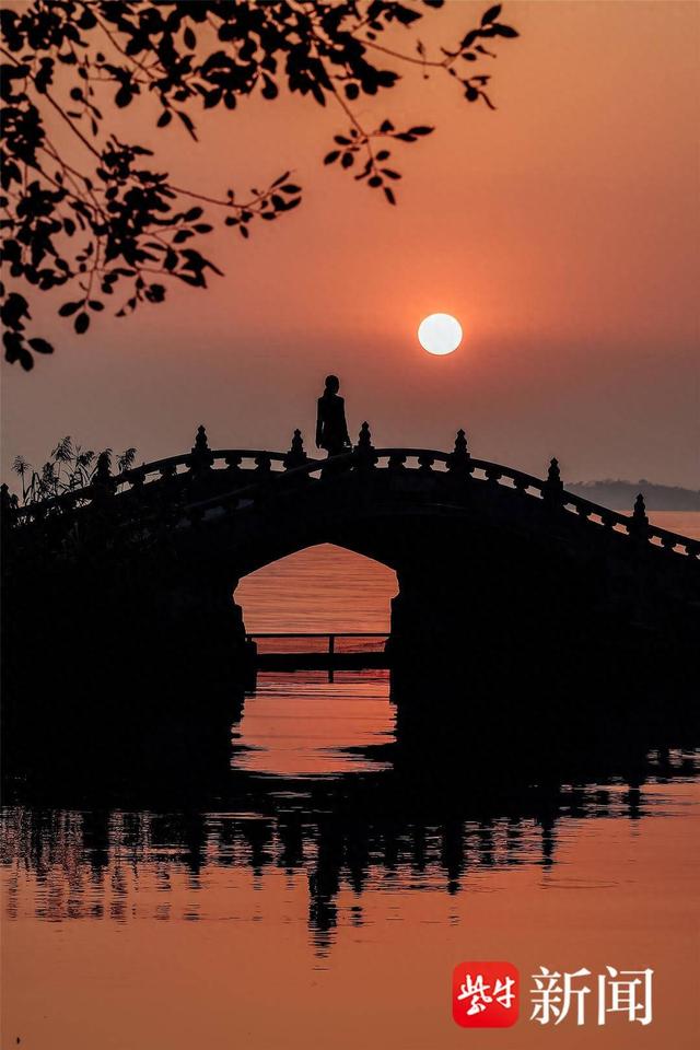 无锡太湖鼋头渚上演铜艺山水秀