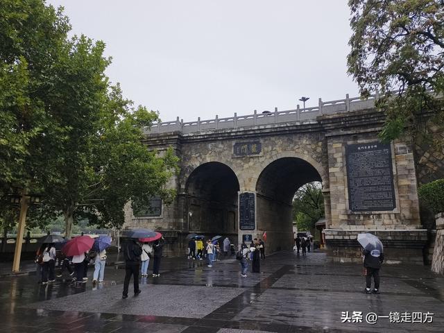 雨中游览“中国三大佛教石窟艺术宝库”之一的洛阳龙门石窟（上）
