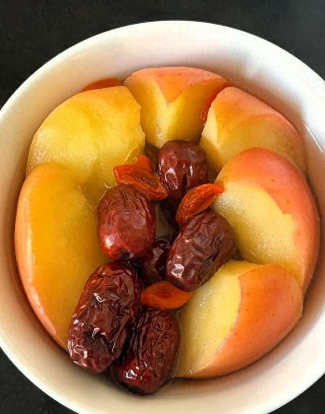 蒸苹果和煮苹果，一个补一个泄	，吃对是宝，吃错伤身