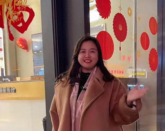 河南郑州一名95后幼儿园园长1年3次给老师发黄金，一年至少发两次钱，最多一次发两万