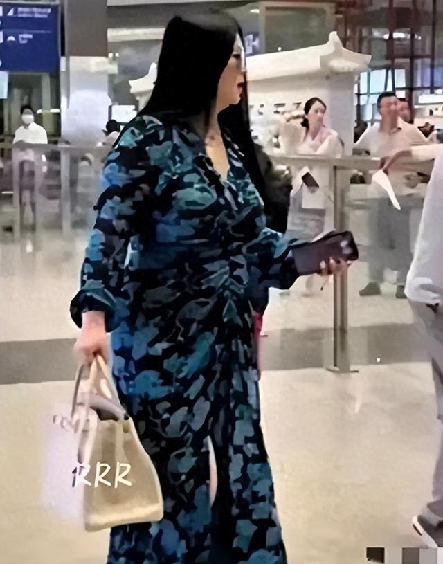 200斤的李湘机场亮相，走起路来肉肉都在颤抖，行走的富婆