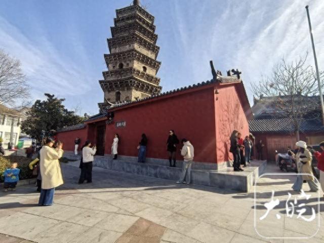 一道朱红墙，带火一座园：六安北塔公园“红墙古塔”引全城打卡