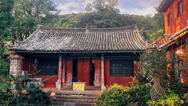 云南800年黄龙寺，方丈卖佛珠1.8亿修缮佛寺，20度的避暑胜地