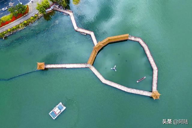 可惜,如此精彩的海心亭却空无一人,俨然成了洱海最孤独的景点