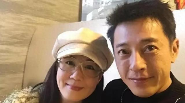 夫妻俩为了不变老，坚持26年不吃肉不生子，如今54岁近照不敢认