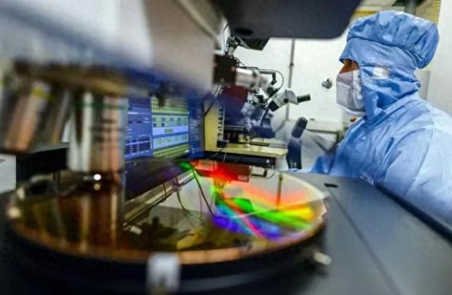 只差光刻技术了！日媒：中国会成日荷之后，第三个造光刻机的国家