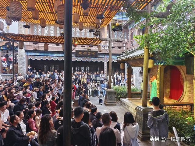 走进郑州中牟建业电影小镇，看各种特色表演，还能参与互动项目。