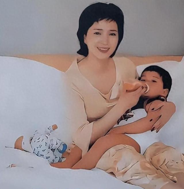 何晴葬礼举行！儿子手捧骨灰，遗像曝光惹泪目，廖京生现身送别