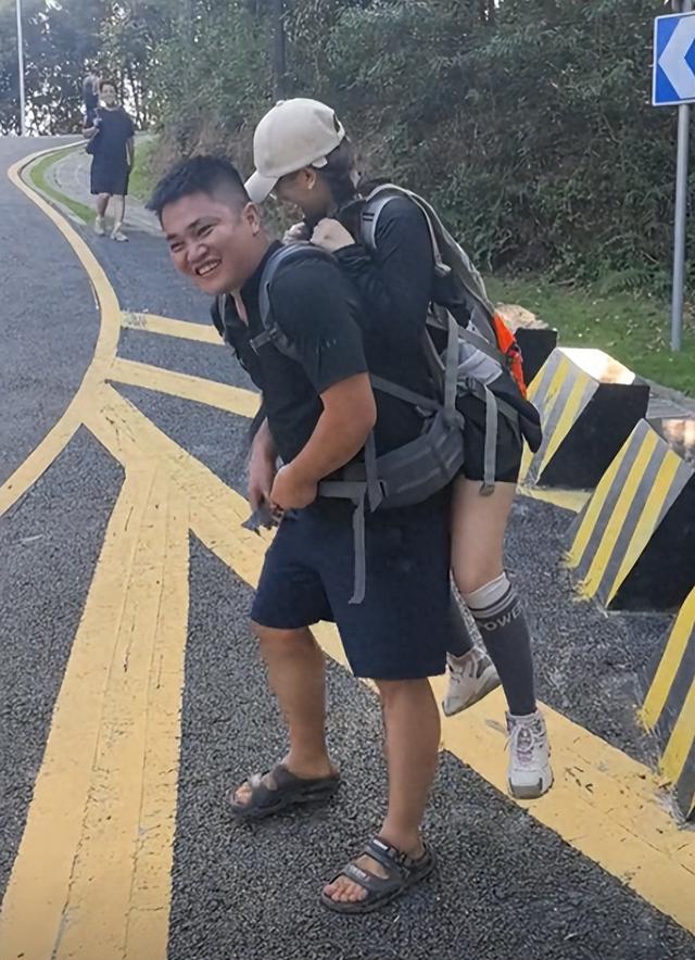 广东女子登山崴脚，被陌生小伙背40分钟下山，恶心一幕出现了