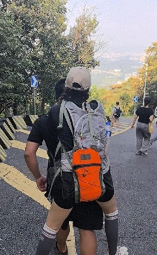 广东女子登山脚崴，被陌生小伙背40分钟下山，恶心的一幕却出现了