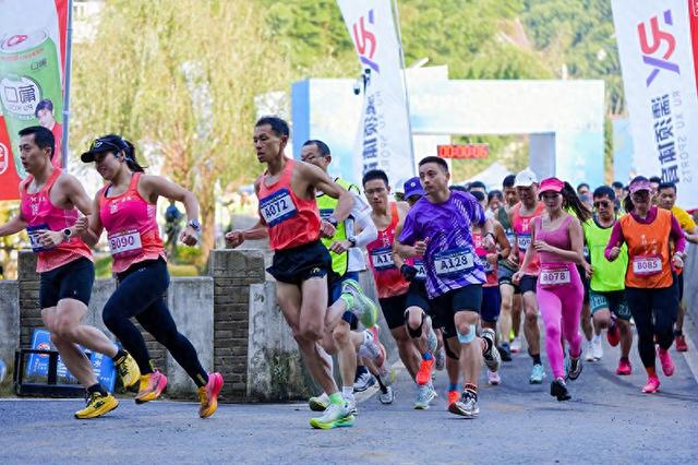 安徽无为首届重阳节登山大会鸣笛开跑