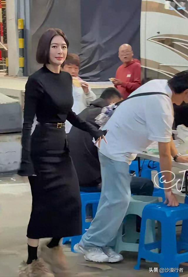 秦岚变化太大了，胸很大，腰很细，臀部也很大，身材很像芭比娃娃