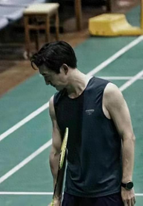和蒋欣相恋多年，他转身娶了小4岁娇妻，如今妻子和他红透半边天