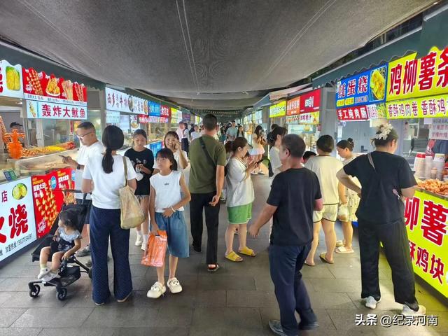 三线城市商丘市中心城区夜经济红红火火！梁园区步行街人头攒动！