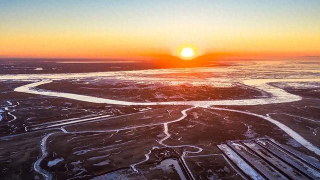 新年第一天，国家级媒体报道盘锦雪落湿地美景