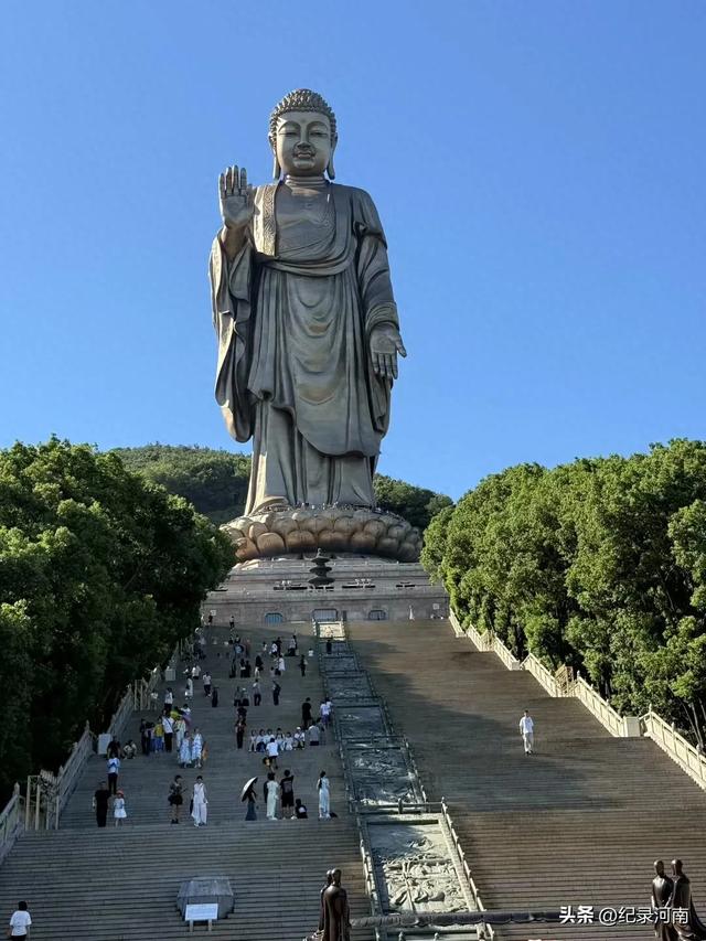 无锡灵山大佛，环山抱水，风景秀丽！