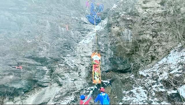 攀爬房山“十八崖”滑坠8米，登山女子骨折被困