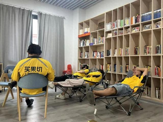 歇脚有处，清凉可得！万达社区购置躺椅为骑手“蓄能”