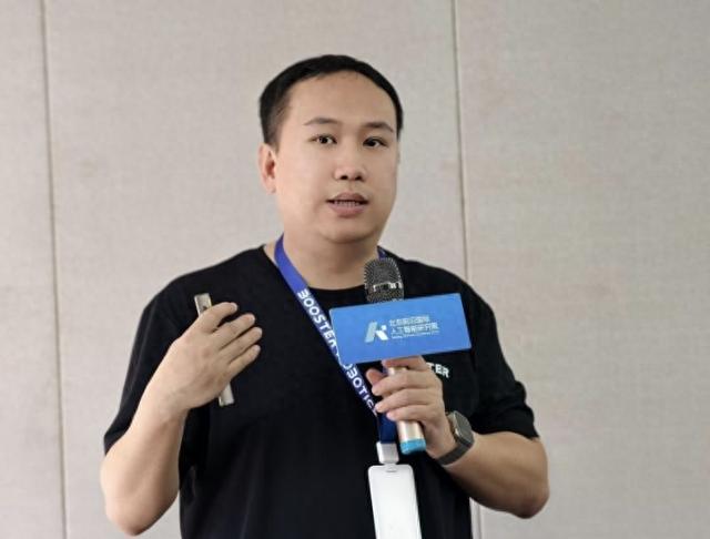 「机器人+」一场足球赛如何踢出商业闭环？加速进化创始人程昊详解机器人赛事经济学
