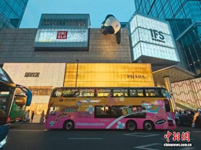 成都“蓉火火茶歇巴士”首发