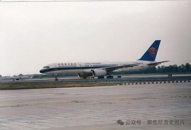 2002年，北京首都机场的飞机