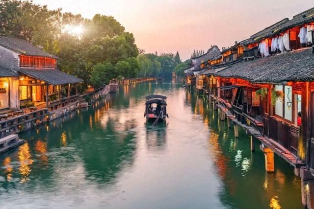 全国三千古镇凋零，唯独乌镇年年暴赚，它凭什么一年吸金上百亿