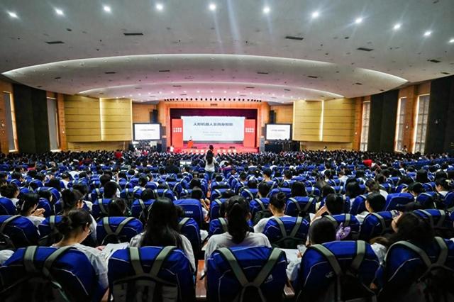 陈学东院士为2025荆楚新教师讲授《人形机器人及具身智能》