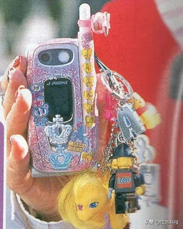 iPhone 17 能用挂绳了，梦回 20 年前？