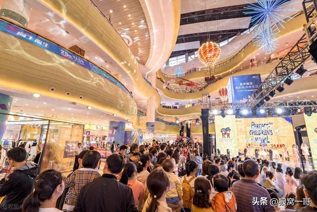 为什么商场里人多，却没人拎着购物袋？真相很扎心