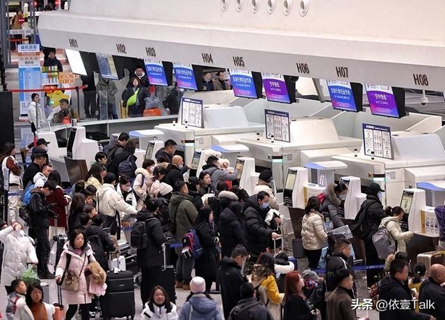 12条中日航线全停！日本机场挤满回国的人，上海数万日本人该去哪