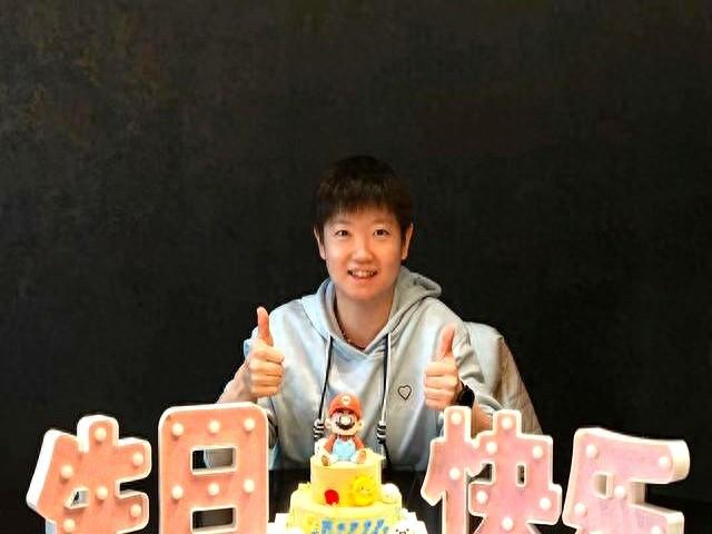 莎莎晒出和爸爸妈妈的合照，还有生日视频和烟花，好幸福哦