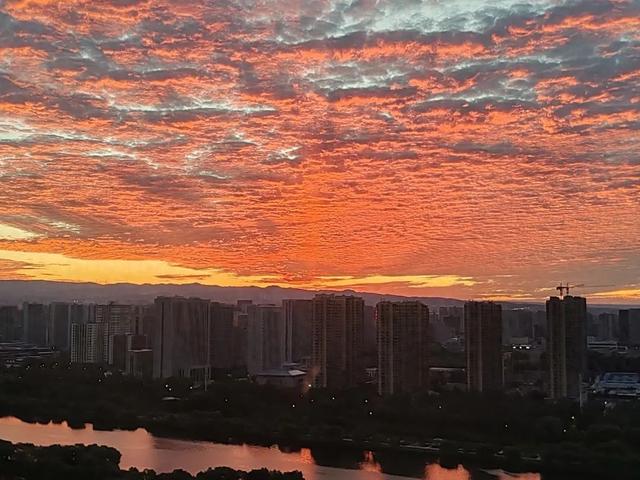油画朝霞、超大日晕…最近山西的天美绝了！但接下来高温、大风、雷电…