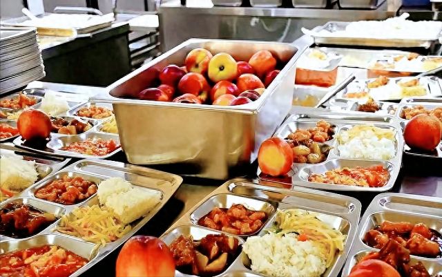 北京下了死命令，2027年底前	，所有中小学必须告别“校外配餐	”