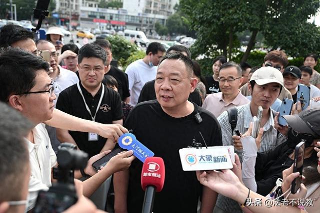 为胖东来苦干12年，因没及时迎客被开除，内幕被扒，冤的不止一个