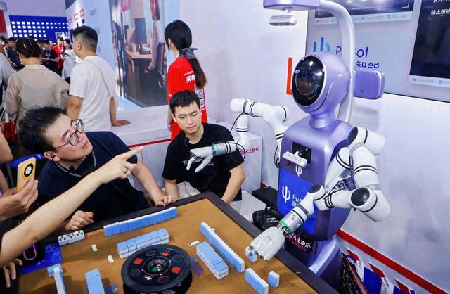 从炫技高手到实干伙伴，机器人还要走多久？