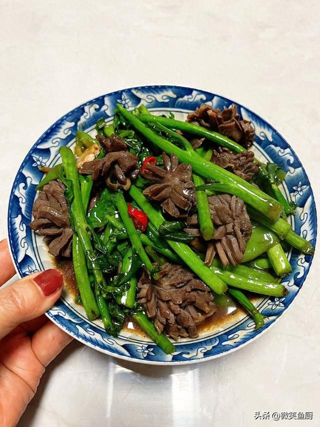 钾是香菇的20倍，建议中老年隔天吃一次，对肝脏好，腿脚也有力