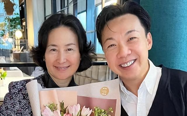 放下了？60岁何超琼喜迎“梅开二度”？与异性贴脸拥吻秀恩爱