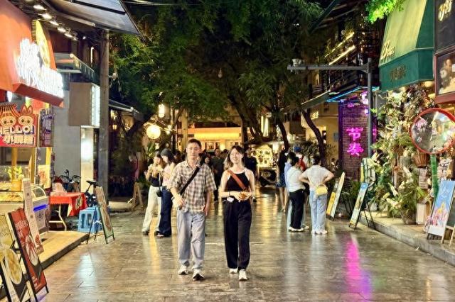 在德福巷感受西安古城夜生活