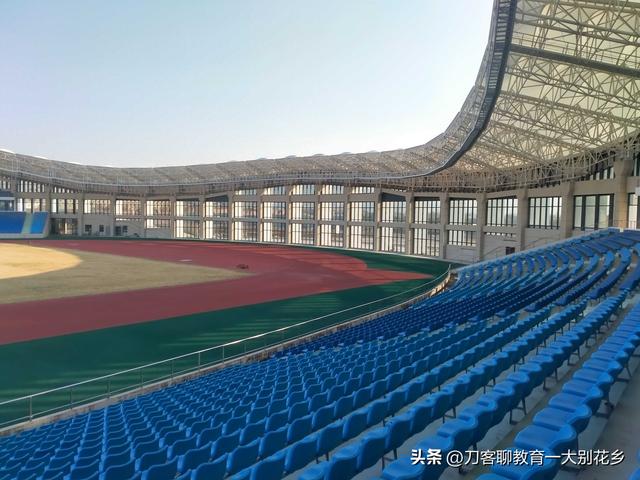 魅力麻城：位于城东滨河新区的麻城市文体中心新貌