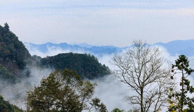 鹤峰秋来风景异：青山隐隐有仙居