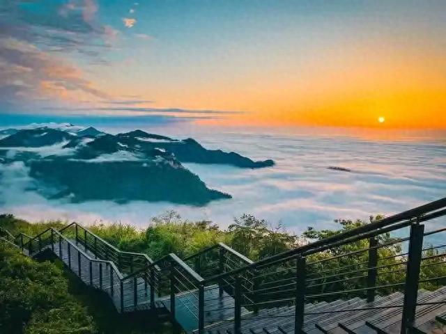海峡对岸的石与水