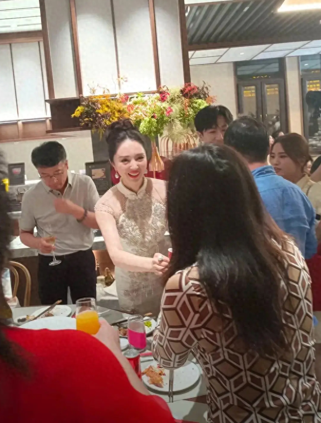 董璇再婚婚宴现场照流出，旗袍朴素无婚戒，请帖暗藏玄机