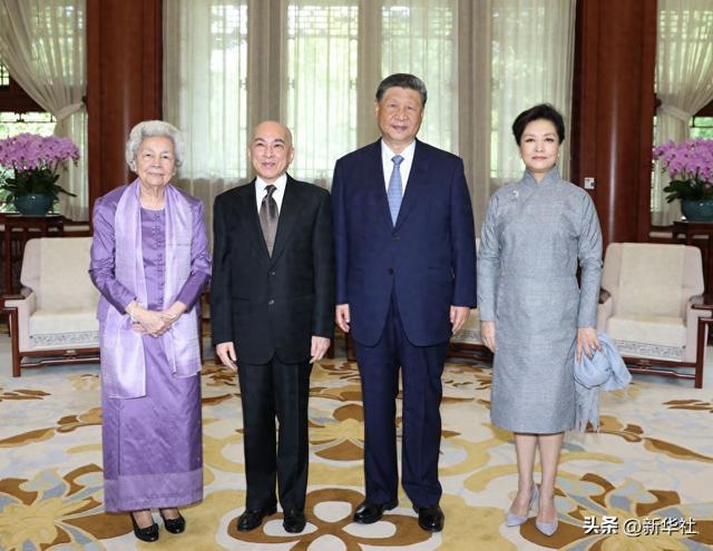习近平夫妇会见柬埔寨国王西哈莫尼和太后莫尼列