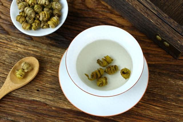 石斛泡水一次几个石斛泡水喝一次放多少好（石斛泡水有讲究一次放几个才合适）