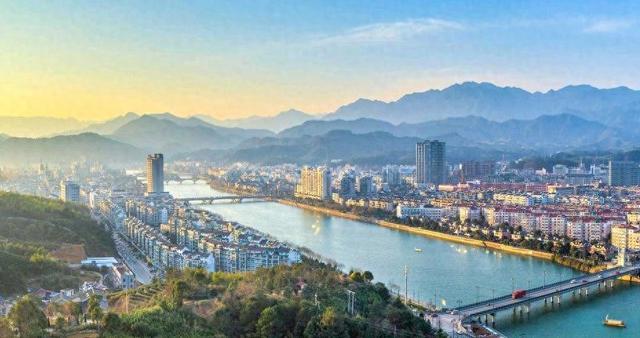 浙江面积最大的县级市，比10个深圳南山区还要大，相当于3个香港