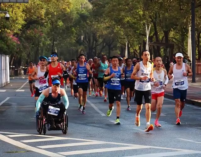 跟风跑马、有去无回！马拉松成 “流动ICU”，全民狂欢的生命警示