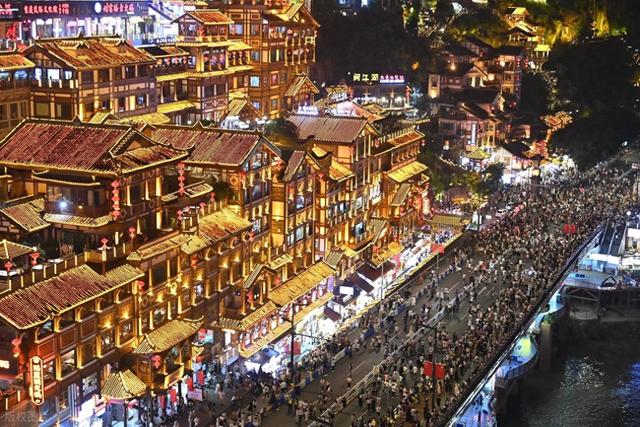 重庆成为国庆顶流目的地，从网红城市到文旅标杆的"山城密码"