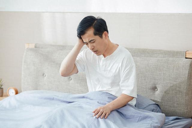 如何判断男性是否进入更年期？提醒：与其看年龄，不如看这些变化